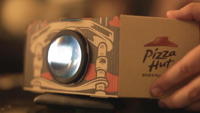 Pizza Hut превратила коробку в кинопроектор
