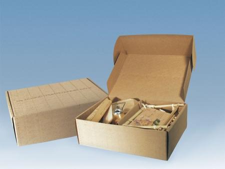 Коробки с "колониальными" товарами: калабас и бамбилья для церемонии матэ