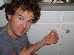 Кайли совершил обмен пера на дверную ручку, фото с сайта oneredpaperclip.blogspot.com Кайли совершил обмен пера на дверную ручку, фото с сайта oneredpaperclip.blogspot.com