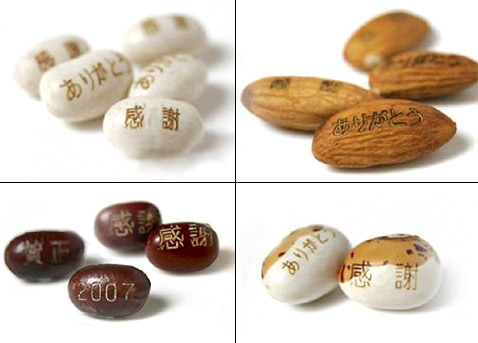 Гравированный лазером миндаль или фасоль смотрится намного "гламурнее" самой-самой суперглянцевой визитной карточки. Кстати, если вы очень захотите, то "Спасибо" может вам и на макаронах чего-нибудь награвировать, но эта услуга пользуется незначительным спросом (фото с сайта arigatou3.com).