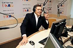 Слушатели СИТИ-FM собственными глазами могут увидеть, как телезвезды работают в радиоэфире.<br>Фото: АНАТОЛИЙ МОРКОВКИН