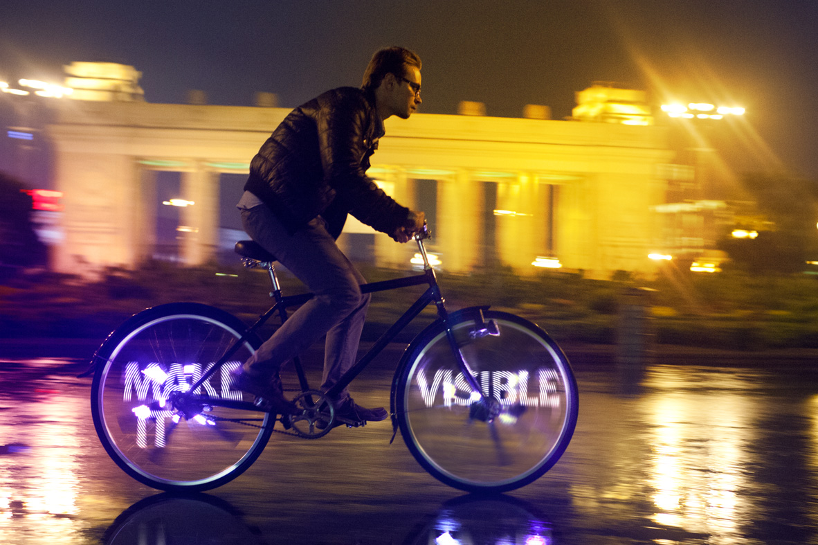 Велосипед со светом. 2 Велосипеда в Москве ночью. Как видно велосипедиста.