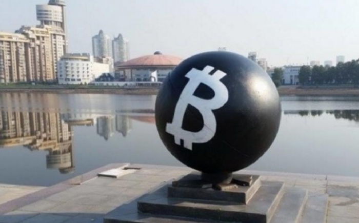 Биткоин вместо Пикачу: шар-монумент в Екатеринбурге вновь сменил внешность