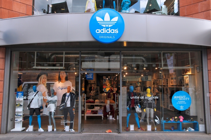 Adidas продолжает закрывать магазины в России