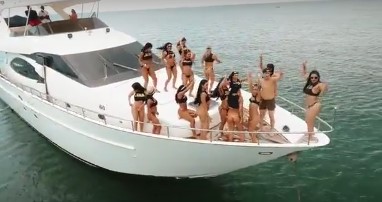 Өте үлкен салбыраған сиськи