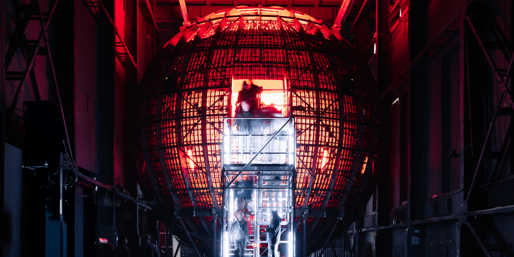 «Точка сингулярности» – первая в мире AV-инсталляция в полноформатной LED-сфере 360