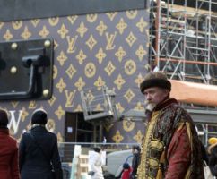 Чемодан Louis Vuitton на Красной площади