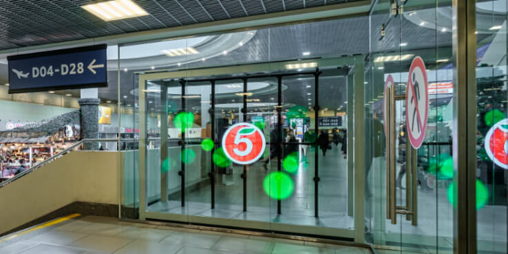 «Пятёрочка доставка» установила «летающий» баннер в аэропорту Пулково