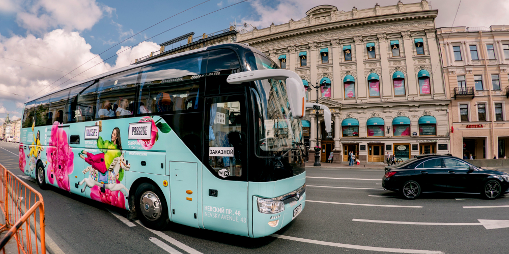 Цветущие автобусы в историческом центре Петербурга