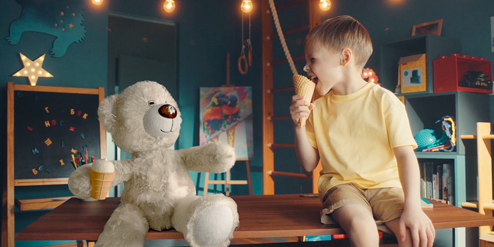Медведь из детства пришёл за объятиями в рекламе мороженого «Сливкин нос»