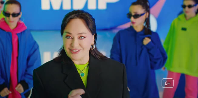 «Шмот и косметосик»: Лариса Гузеева пытается понравиться молодежи в новой кампании «Мира»