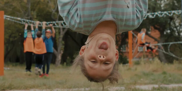 Антон Лапенко, Александра Жаркова и Леонид Слуцкий поделились своими «дворовыми историями»