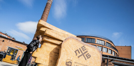 «VK Музыка» разместила к юбилею группы «Хлеб» инсталляцию в виде хлеба