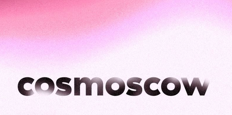 Цветовые шумы и размытие: в Redkeds создали айдентику для Cosmoscow