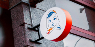 «Студия Артемия Лебедева» разработала дизайн кофеен «Аленка»