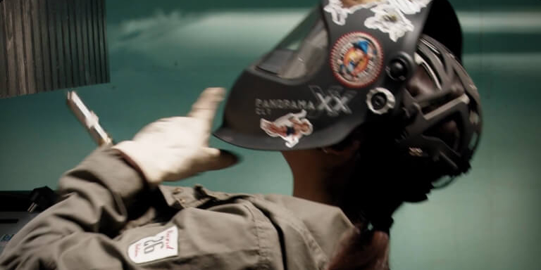 Блогеры рабочих профессий рассказали в «VK Клипах» всю правду о себе