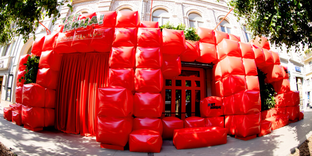 «Пятница!» открыла pop-up бар из 136 надувных кубиков и с тропическим садом