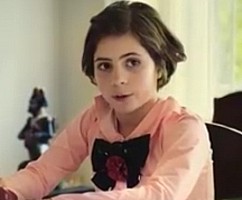 Девочка с персиками