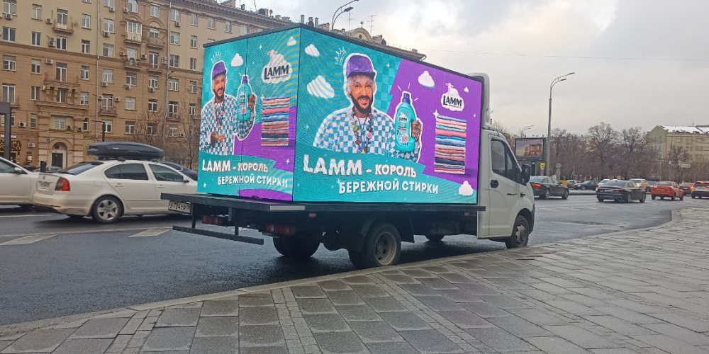 Lamm запустил рекламу на диджитал-мобиле в Москве
