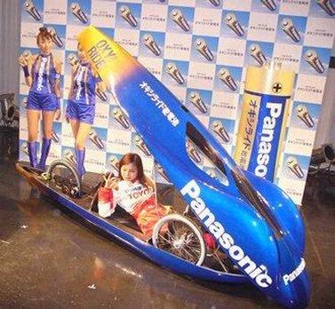 Для рекламы батареек Digital Xtreme Power компания Matsushita Electric Industrial разработала автомобиль, который ездит на двух пальчиковых батарейках