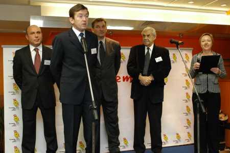 Торжественная церемония, посвященная началу международной акции "Всемирный День Ребенка" в ресторане "Макдоналдс" на Арбате, 19 ноября 2004 г.