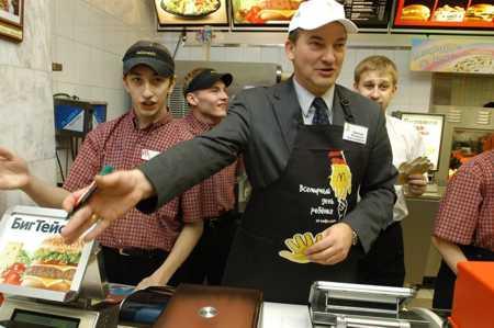 Торжественная церемония, посвященная началу международной акции "Всемирный День Ребенка" в ресторане "Макдоналдс" на Арбате, 19 ноября 2004 г.