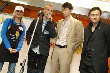 Торжественная церемония, посвященная началу международной акции "Всемирный День Ребенка" в ресторане "Макдоналдс" на Арбате, 19 ноября 2004 г.