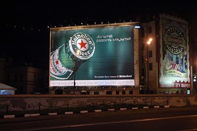 News Outdoor разместило крупноформатную рекламу пива Heineken
