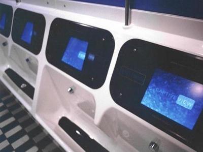 Видеореклама в общественных туалетах