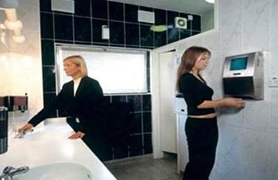 Видеореклама в общественных туалетах