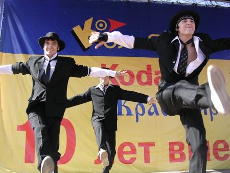 Красноярский офис рекламной группы "Оникс" разработал и повел праздник фотографии к 10-летию сети фотоцентров "Колибри К" - партнера компании Kodak