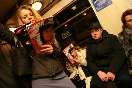 Пассажиры метро читают журнал "СамаЯ", март 2005