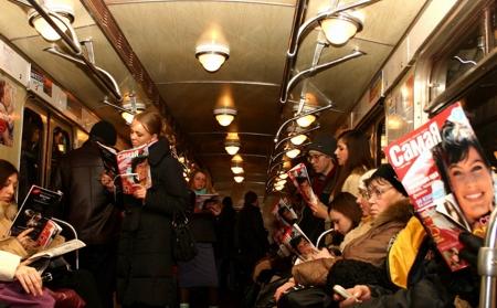 Пассажиры метро читают журнал "СамаЯ", март 2005