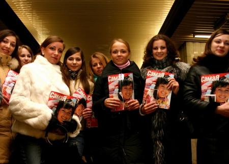 Пассажиры метро читают журнал "СамаЯ", март 2005
