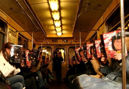 Пассажиры метро читают журнал "СамаЯ", март 2005