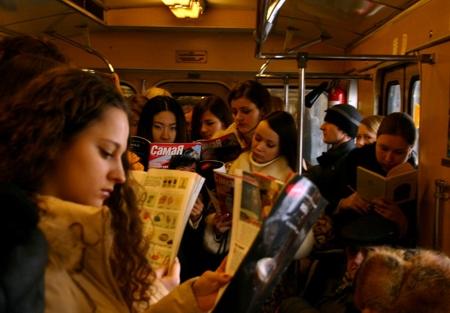 Пассажиры метро читают журнал "СамаЯ", март 2005