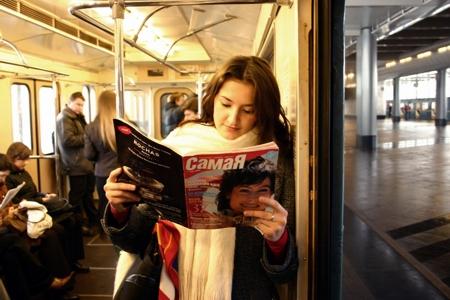 Она читает в метро. Люди в метро. Девушка читает в метро. Читает книгу в метро. Люди читают в метро журналы.