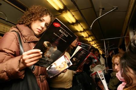 Пассажиры метро читают журнал "СамаЯ", март 2005