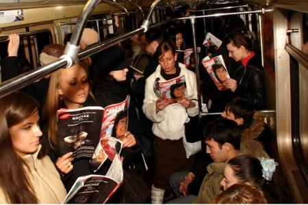 Пассажиры метро читают журнал "СамаЯ", март 2005