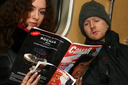 Пассажиры метро читают журнал "СамаЯ", март 2005
