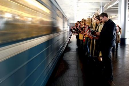 Пассажиры метро читают журнал "СамаЯ", март 2005