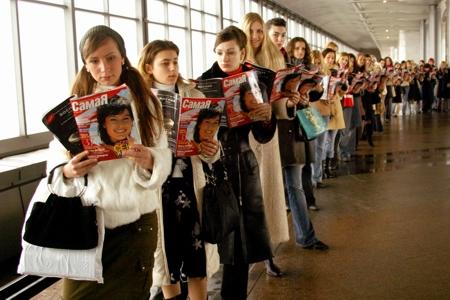 Пассажиры метро читают журнал "СамаЯ", март 2005