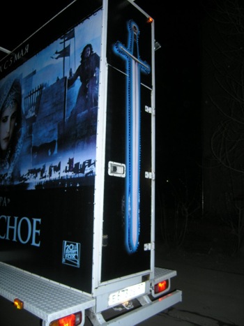 Рекламу фильма "Царство небесное" на мобильных биллбордах от РА "Грейс Медиа"