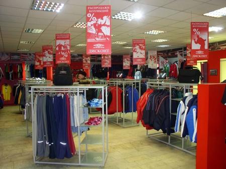 "Витрина А" изготовила широкоформатную печать для фирменного магазина Umbro