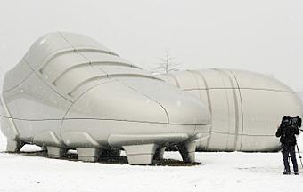 "Современная футбольная бутса" - одна из скульптурных композиций, появившихся в Берлине перед чемпионатом мира. Фото AFP