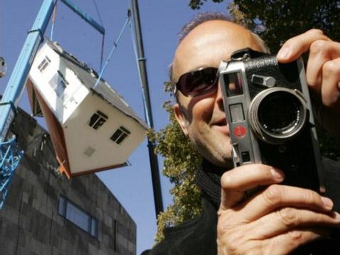 Эрвин Вурм на фоне своего творения в процессе монтажа дома (фото Dieter Nagl/AFP).