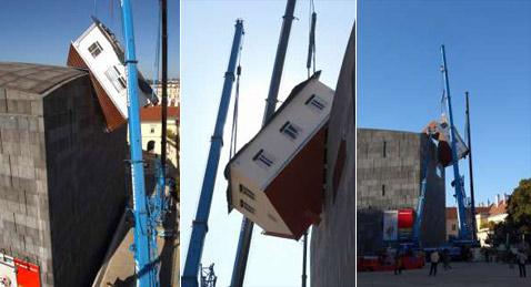 Нелёгкая это работа — сталкивать одно, пусть небольшое здание с крышей и фасадом другого (фото MUMOK).