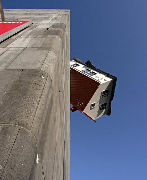 Думаете, упадёт? Не должен (фото MUMOK).