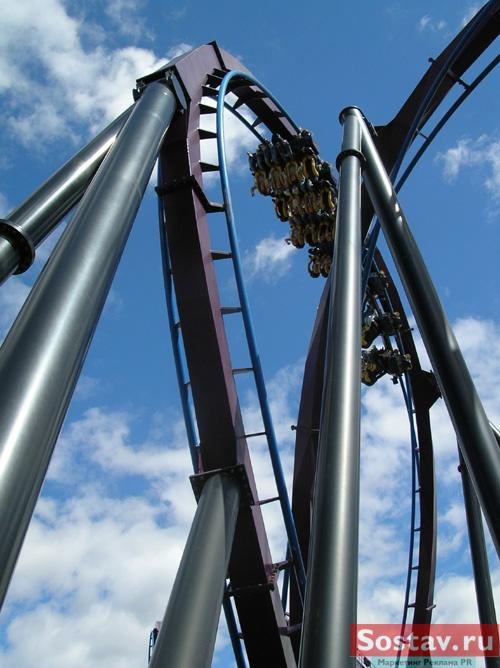 Монорельсовый аттракцион The Dark Knight Coaster в парке Six Flags Great America