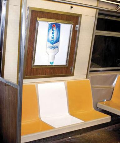 Реклама средства для отбеливания зубов Crest от Bed & Breakfast, USA